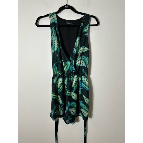 Adelyn Rae Green Leaf Pattern Satin Belted Romper Sz XS - Picture 1 of 4